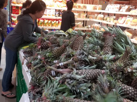 Sáng 30 tết: khách đến siêu thị và chợ không đông, nhiều mặt hàng giảm giá bán - Ảnh 8. Sáng 30 tết: khách đến siêu thị và chợ không đông, nhiều mặt hàng giảm giá bán - Ảnh 8.