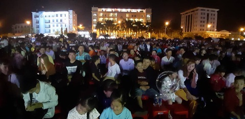 Cả nước náo nức đón giao thừa - Ảnh 7. Cả nước náo nức đón giao thừa - Ảnh 7.