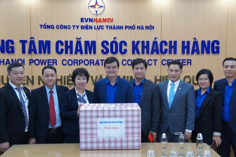 Trung ương Đoàn trao quà tết cho lực lượng ứng trực đêm giao thừa - Ảnh 2. Trung ương Đoàn trao quà tết cho lực lượng ứng trực đêm giao thừa - Ảnh 2.