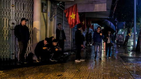 Sắp đến giao thừa nhưng Hà Nội mưa lớn, đường phố buồn thiu - Ảnh 5. Sắp đến giao thừa nhưng Hà Nội mưa lớn, đường phố buồn thiu - Ảnh 5.