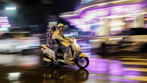 Sắp đến giao thừa nhưng Hà Nội mưa lớn, đường phố buồn thiu - Ảnh 1. Sắp đến giao thừa nhưng Hà Nội mưa lớn, đường phố buồn thiu - Ảnh 1.