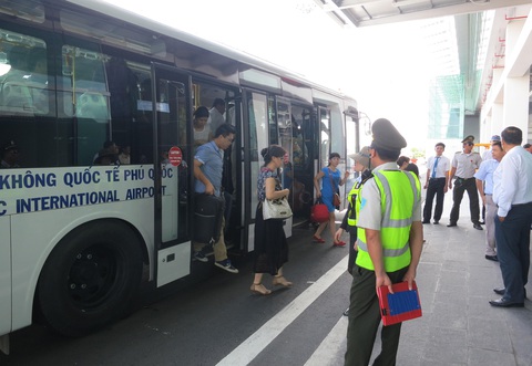 Sân bay Phú Quốc kiểm tra thân nhiệt 100% du khách quốc tế - Ảnh 1. Sân bay Phú Quốc kiểm tra thân nhiệt 100% du khách quốc tế - Ảnh 1.