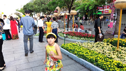 Đường hoa Nguyễn Huệ mở cửa 2 ngày, 9 trẻ nhỏ bị lạc - Ảnh 2. Đường hoa Nguyễn Huệ mở cửa 2 ngày, 9 trẻ nhỏ bị lạc - Ảnh 2.