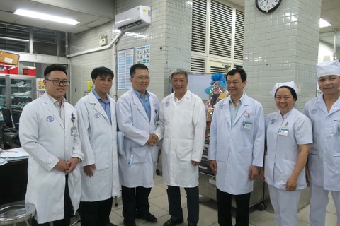 Thứ trưởng Bộ Y tế kiểm tra khu vực phòng chống lây nhiễm ở Bệnh viện Chợ Rẫy - Ảnh 5. Thứ trưởng Bộ Y tế kiểm tra khu vực phòng chống lây nhiễm ở Bệnh viện Chợ Rẫy - Ảnh 5.