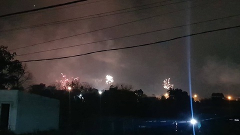 Giao thừa, nhiều nơi pháo nổ công khai như thời chưa bị cấm - Ảnh 2. Giao thừa, nhiều nơi pháo nổ công khai như thời chưa bị cấm - Ảnh 2.