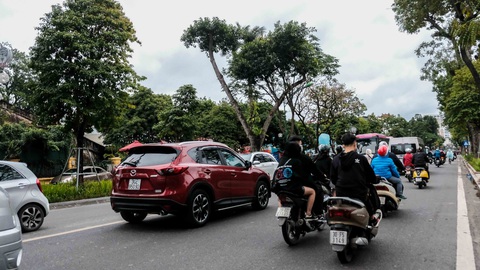 Mồng 1 tết, Hà Nội vừa ngớt lại mưa to, cuộc du xuân dang dở - Ảnh 5. Mồng 1 tết, Hà Nội vừa ngớt lại mưa to, cuộc du xuân dang dở - Ảnh 5.