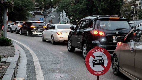 Mồng 1 tết, Hà Nội vừa ngớt lại mưa to, cuộc du xuân dang dở - Ảnh 8. Mồng 1 tết, Hà Nội vừa ngớt lại mưa to, cuộc du xuân dang dở - Ảnh 8.