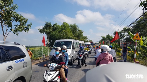 Hàng trăm ngàn xe cộ du xuân kẹt hơn 2 cây số trên quốc lộ 91 - Ảnh 2. Hàng trăm ngàn xe cộ du xuân kẹt hơn 2 cây số trên quốc lộ 91 - Ảnh 2.