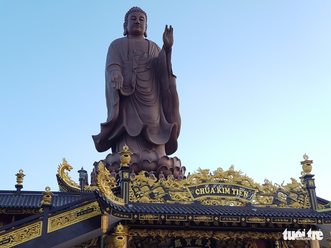 Khách du xuân đổ về tham quan tượng phật A Di Đà cao 24m - Ảnh 2. Khách du xuân đổ về tham quan tượng phật A Di Đà cao 24m - Ảnh 2.