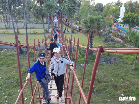 Khách du xuân đổ về tham quan tượng phật A Di Đà cao 24m - Ảnh 3. Khách du xuân đổ về tham quan tượng phật A Di Đà cao 24m - Ảnh 3.