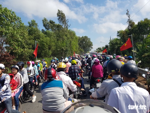 Hàng trăm ngàn xe cộ du xuân kẹt hơn 2 cây số trên quốc lộ 91 - Ảnh 1. Hàng trăm ngàn xe cộ du xuân kẹt hơn 2 cây số trên quốc lộ 91 - Ảnh 1.