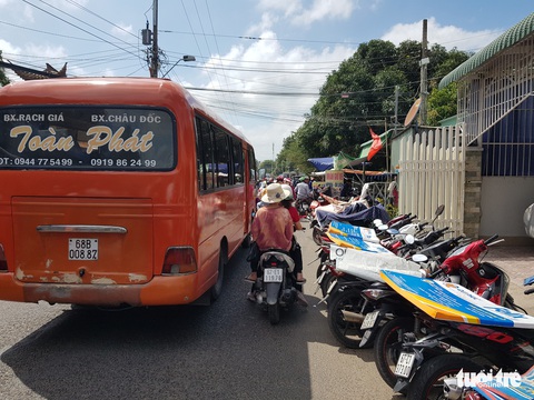 Hàng trăm ngàn xe cộ du xuân kẹt hơn 2 cây số trên quốc lộ 91 - Ảnh 4. Hàng trăm ngàn xe cộ du xuân kẹt hơn 2 cây số trên quốc lộ 91 - Ảnh 4.