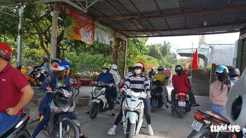 Hàng trăm ngàn xe cộ du xuân kẹt hơn 2 cây số trên quốc lộ 91 - Ảnh 5. Hàng trăm ngàn xe cộ du xuân kẹt hơn 2 cây số trên quốc lộ 91 - Ảnh 5.