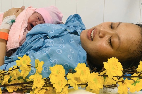 Ngắm nhìn khoảnh khắc bé chào đời đúng giao thừa Canh Tý - Ảnh 2. Ngắm nhìn khoảnh khắc bé chào đời đúng giao thừa Canh Tý - Ảnh 2.