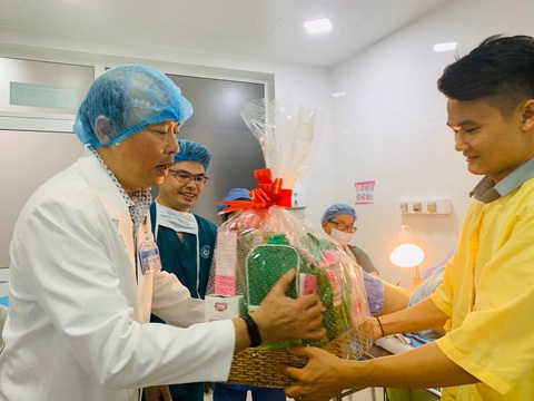 Ngắm nhìn khoảnh khắc bé chào đời đúng giao thừa Canh Tý - Ảnh 4. Ngắm nhìn khoảnh khắc bé chào đời đúng giao thừa Canh Tý - Ảnh 4.