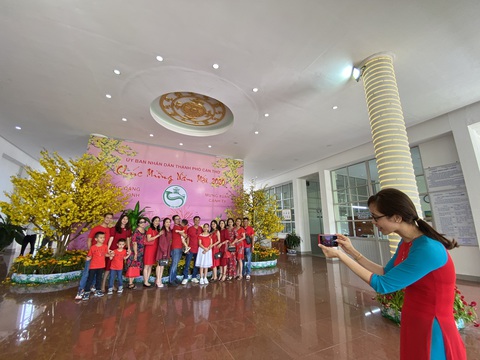 Mùng 1 tết, người dân check in UBND thành phố Cần Thơ - Ảnh 2. Mùng 1 tết, người dân check in UBND thành phố Cần Thơ - Ảnh 2.