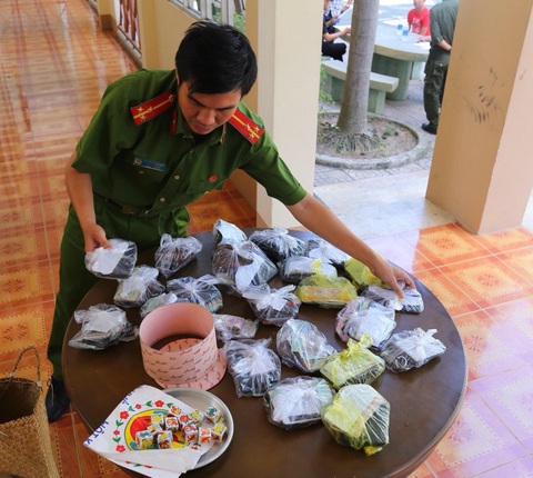 Đầu năm, hàng chục người bị công an “đột kích” trên trường gà - Ảnh 1. Đầu năm, hàng chục người bị công an “đột kích” trên trường gà - Ảnh 1.