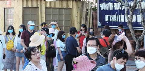 Sợ virus corona, khách Trung Quốc bịt kín khẩu trang ở Khánh Hòa - Ảnh 1. Sợ virus corona, khách Trung Quốc bịt kín khẩu trang ở Khánh Hòa - Ảnh 1.