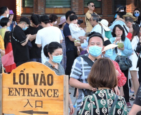 Sợ virus corona, khách Trung Quốc bịt kín khẩu trang ở Khánh Hòa - Ảnh 4. Sợ virus corona, khách Trung Quốc bịt kín khẩu trang ở Khánh Hòa - Ảnh 4.
