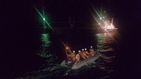 Ra khơi cứu thuyền viên Thái Lan gặp nạn ngay mùng 1 tết - Ảnh 2. Ra khơi cứu thuyền viên Thái Lan gặp nạn ngay mùng 1 tết - Ảnh 2.