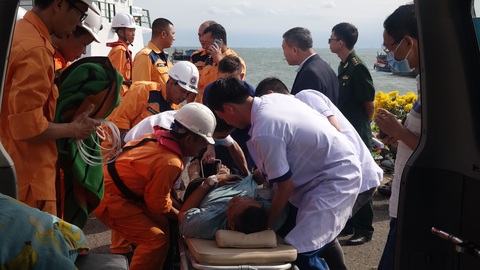 Ra khơi cứu thuyền viên Thái Lan gặp nạn ngay mùng 1 tết - Ảnh 3. Ra khơi cứu thuyền viên Thái Lan gặp nạn ngay mùng 1 tết - Ảnh 3.