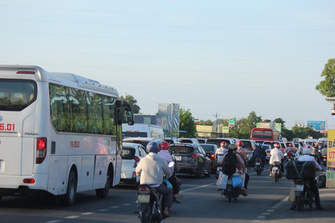 Mùng 2 tết: Xả trạm liên tục, cầu Rạch Miễu vẫn kẹt xe nghiêm trọng - Ảnh 3. Mùng 2 tết: Xả trạm liên tục, cầu Rạch Miễu vẫn kẹt xe nghiêm trọng - Ảnh 3.