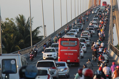 Mùng 2 tết: Xả trạm liên tục, cầu Rạch Miễu vẫn kẹt xe nghiêm trọng - Ảnh 1. Mùng 2 tết: Xả trạm liên tục, cầu Rạch Miễu vẫn kẹt xe nghiêm trọng - Ảnh 1.
