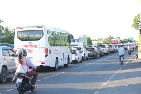 Mùng 2 tết: Xả trạm liên tục, cầu Rạch Miễu vẫn kẹt xe nghiêm trọng - Ảnh 5. Mùng 2 tết: Xả trạm liên tục, cầu Rạch Miễu vẫn kẹt xe nghiêm trọng - Ảnh 5.