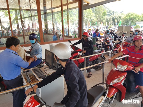 Núi Cấm quá tải, đông nghẹt khách xếp hàng mòn mỏi đợi cáp treo - Ảnh 2. Núi Cấm quá tải, đông nghẹt khách xếp hàng mòn mỏi đợi cáp treo - Ảnh 2.