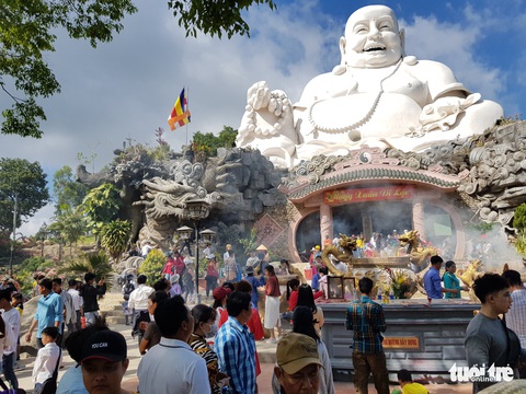 Núi Cấm quá tải, đông nghẹt khách xếp hàng mòn mỏi đợi cáp treo - Ảnh 6. Núi Cấm quá tải, đông nghẹt khách xếp hàng mòn mỏi đợi cáp treo - Ảnh 6.