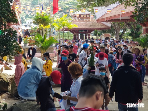 Núi Cấm quá tải, đông nghẹt khách xếp hàng mòn mỏi đợi cáp treo - Ảnh 11. Núi Cấm quá tải, đông nghẹt khách xếp hàng mòn mỏi đợi cáp treo - Ảnh 11.