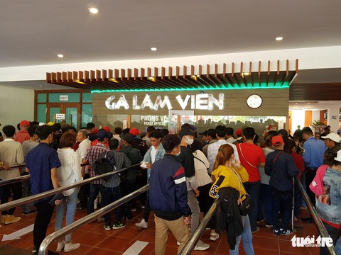 Núi Cấm quá tải, đông nghẹt khách xếp hàng mòn mỏi đợi cáp treo - Ảnh 7. Núi Cấm quá tải, đông nghẹt khách xếp hàng mòn mỏi đợi cáp treo - Ảnh 7.