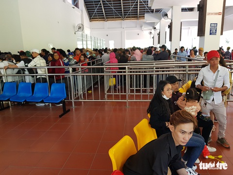 Núi Cấm quá tải, đông nghẹt khách xếp hàng mòn mỏi đợi cáp treo - Ảnh 3. Núi Cấm quá tải, đông nghẹt khách xếp hàng mòn mỏi đợi cáp treo - Ảnh 3.