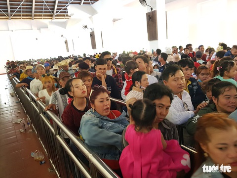 Núi Cấm quá tải, đông nghẹt khách xếp hàng mòn mỏi đợi cáp treo - Ảnh 1. Núi Cấm quá tải, đông nghẹt khách xếp hàng mòn mỏi đợi cáp treo - Ảnh 1.