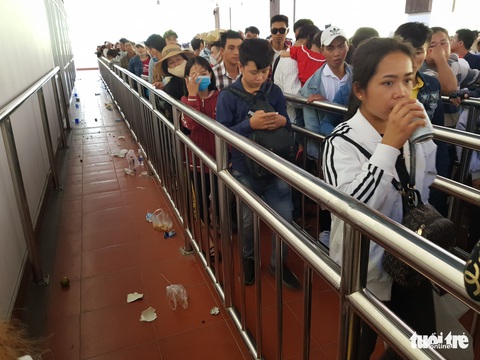 Núi Cấm quá tải, đông nghẹt khách xếp hàng mòn mỏi đợi cáp treo - Ảnh 5. Núi Cấm quá tải, đông nghẹt khách xếp hàng mòn mỏi đợi cáp treo - Ảnh 5.