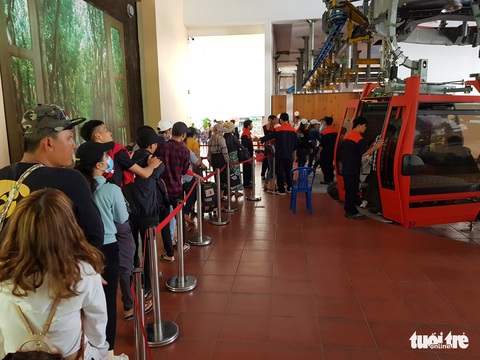 Núi Cấm quá tải, đông nghẹt khách xếp hàng mòn mỏi đợi cáp treo - Ảnh 4. Núi Cấm quá tải, đông nghẹt khách xếp hàng mòn mỏi đợi cáp treo - Ảnh 4.