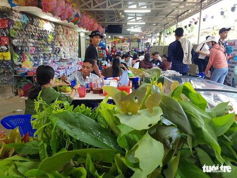 Núi Cấm quá tải, đông nghẹt khách xếp hàng mòn mỏi đợi cáp treo - Ảnh 8. Núi Cấm quá tải, đông nghẹt khách xếp hàng mòn mỏi đợi cáp treo - Ảnh 8.