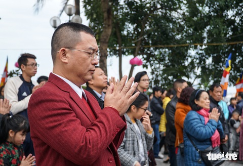 Người dân nô nức lễ chùa đầu năm, đường ven Phủ Tây Hồ chật cứng - Ảnh 8. Người dân nô nức lễ chùa đầu năm, đường ven Phủ Tây Hồ chật cứng - Ảnh 8.