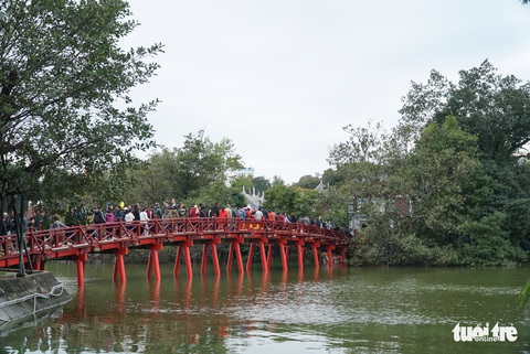 Người dân nô nức lễ chùa đầu năm, đường ven Phủ Tây Hồ chật cứng - Ảnh 7. Người dân nô nức lễ chùa đầu năm, đường ven Phủ Tây Hồ chật cứng - Ảnh 7.