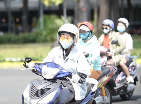 Khẩu trang các loại ở TP.HCM cháy hàng ngay trong 3 ngày tết - Ảnh 2. Khẩu trang các loại ở TP.HCM cháy hàng ngay trong 3 ngày tết - Ảnh 2.
