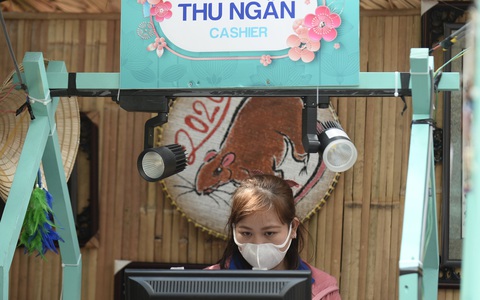 Khẩu trang các loại ở TP.HCM cháy hàng ngay trong 3 ngày tết - Ảnh 9. Khẩu trang các loại ở TP.HCM cháy hàng ngay trong 3 ngày tết - Ảnh 9.