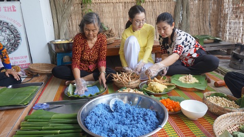 Kỳ lạ với bánh tét có nhân là... sâm - Ảnh 3. Kỳ lạ với bánh tét có nhân là... sâm - Ảnh 3.