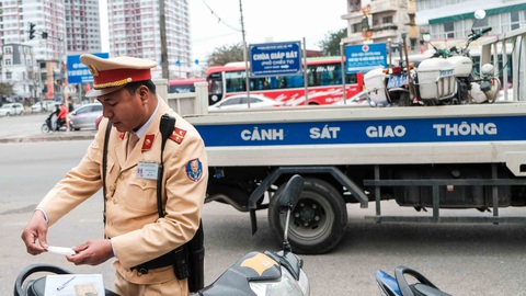 Cảnh sát giao thông ra quân kiểm tra nồng độ cồn ngày tết - Ảnh 2. Cảnh sát giao thông ra quân kiểm tra nồng độ cồn ngày tết - Ảnh 2.