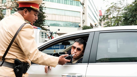 Cảnh sát giao thông ra quân kiểm tra nồng độ cồn ngày tết - Ảnh 4. Cảnh sát giao thông ra quân kiểm tra nồng độ cồn ngày tết - Ảnh 4.