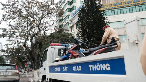Cảnh sát giao thông ra quân kiểm tra nồng độ cồn ngày tết - Ảnh 8. Cảnh sát giao thông ra quân kiểm tra nồng độ cồn ngày tết - Ảnh 8.