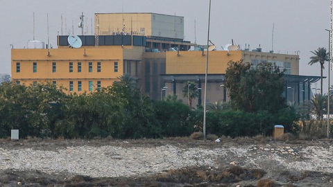 Lực lượng bí ẩn bắn rocket trúng Đại sứ quán Mỹ ở Iraq - Ảnh 1. Lực lượng bí ẩn bắn rocket trúng Đại sứ quán Mỹ ở Iraq - Ảnh 1.
