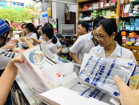 Khẩu trang các loại ở TP.HCM cháy hàng ngay trong 3 ngày tết - Ảnh 3. Khẩu trang các loại ở TP.HCM cháy hàng ngay trong 3 ngày tết - Ảnh 3.
