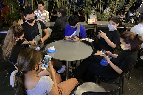 Khẩu trang các loại ở TP.HCM cháy hàng ngay trong 3 ngày tết - Ảnh 10. Khẩu trang các loại ở TP.HCM cháy hàng ngay trong 3 ngày tết - Ảnh 10.
