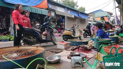 Chợ, siêu thị bắt đầu mở hàng, thực phẩm tươi sống dự báo tăng giá nhẹ - Ảnh 3. Chợ, siêu thị bắt đầu mở hàng, thực phẩm tươi sống dự báo tăng giá nhẹ - Ảnh 3.