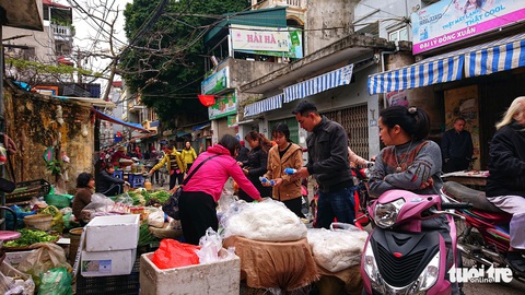 Chợ, siêu thị bắt đầu mở hàng, thực phẩm tươi sống dự báo tăng giá nhẹ - Ảnh 1. Chợ, siêu thị bắt đầu mở hàng, thực phẩm tươi sống dự báo tăng giá nhẹ - Ảnh 1.